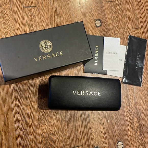 Versace Medusa sunglasses gold hardware - Picture 7 of 9